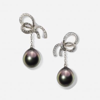 Small Ribbon Black Pearl in White Gold